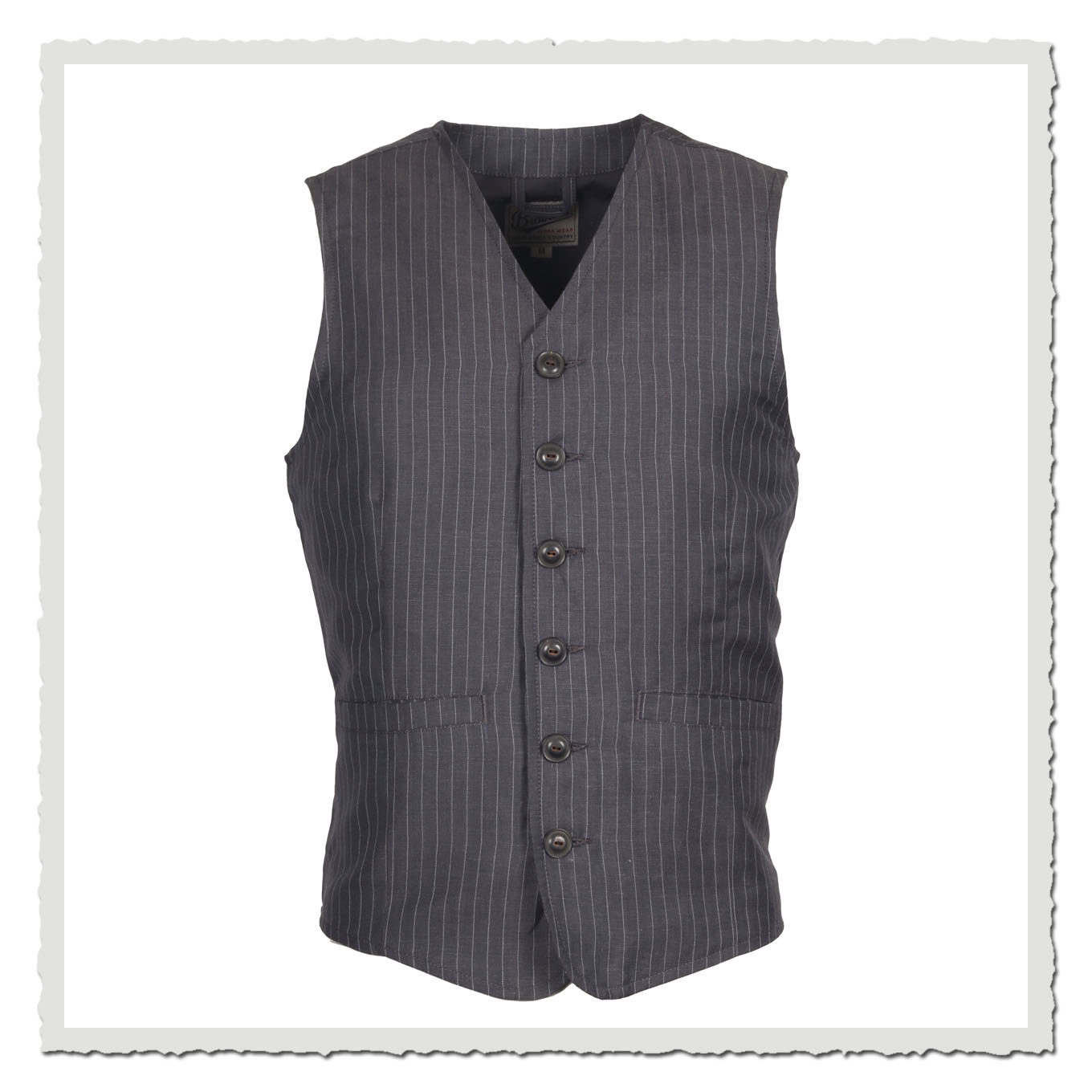 Freigestellte Vorderansicht einer grauen Nadelstreifenweste vor hellem, neutralem Hintergrund.